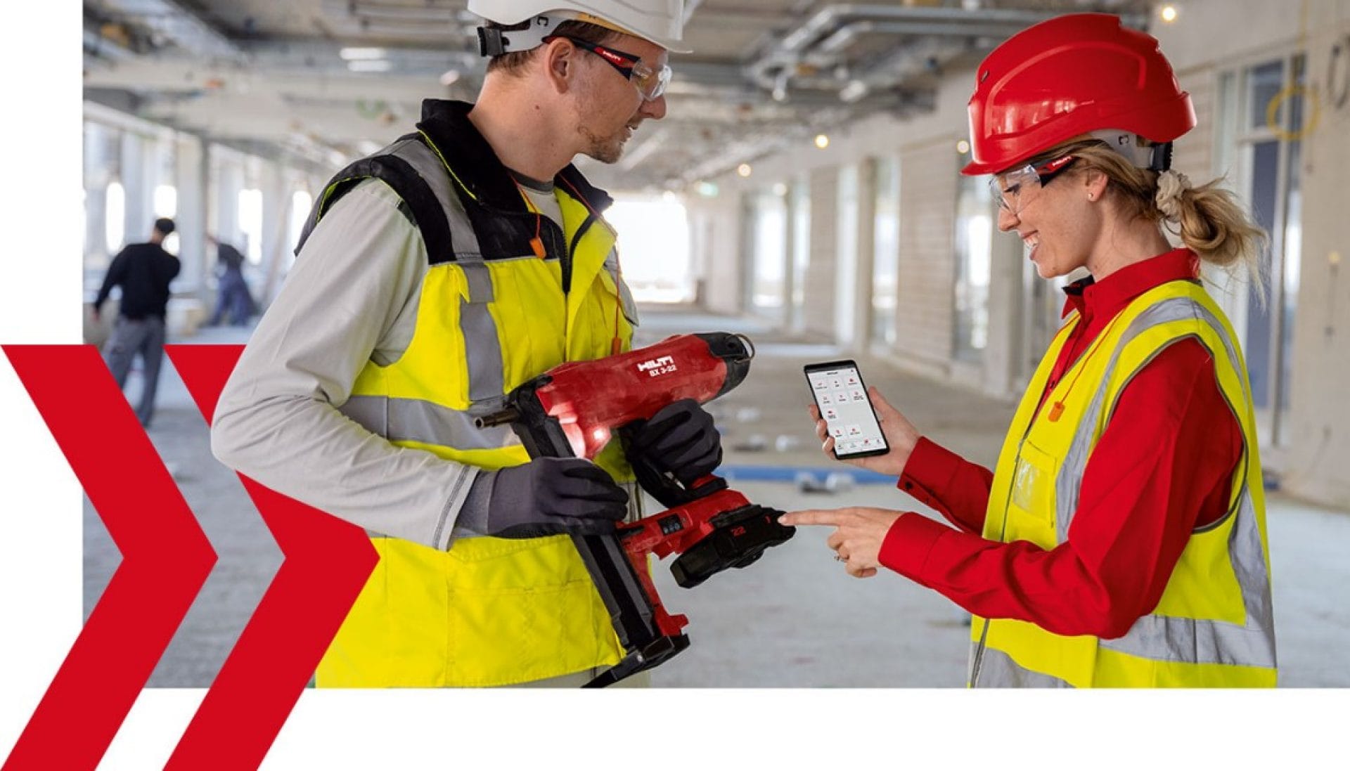 A Hilti employee demonstrates the Nuron services to a customer using the BX 3-22 charger base