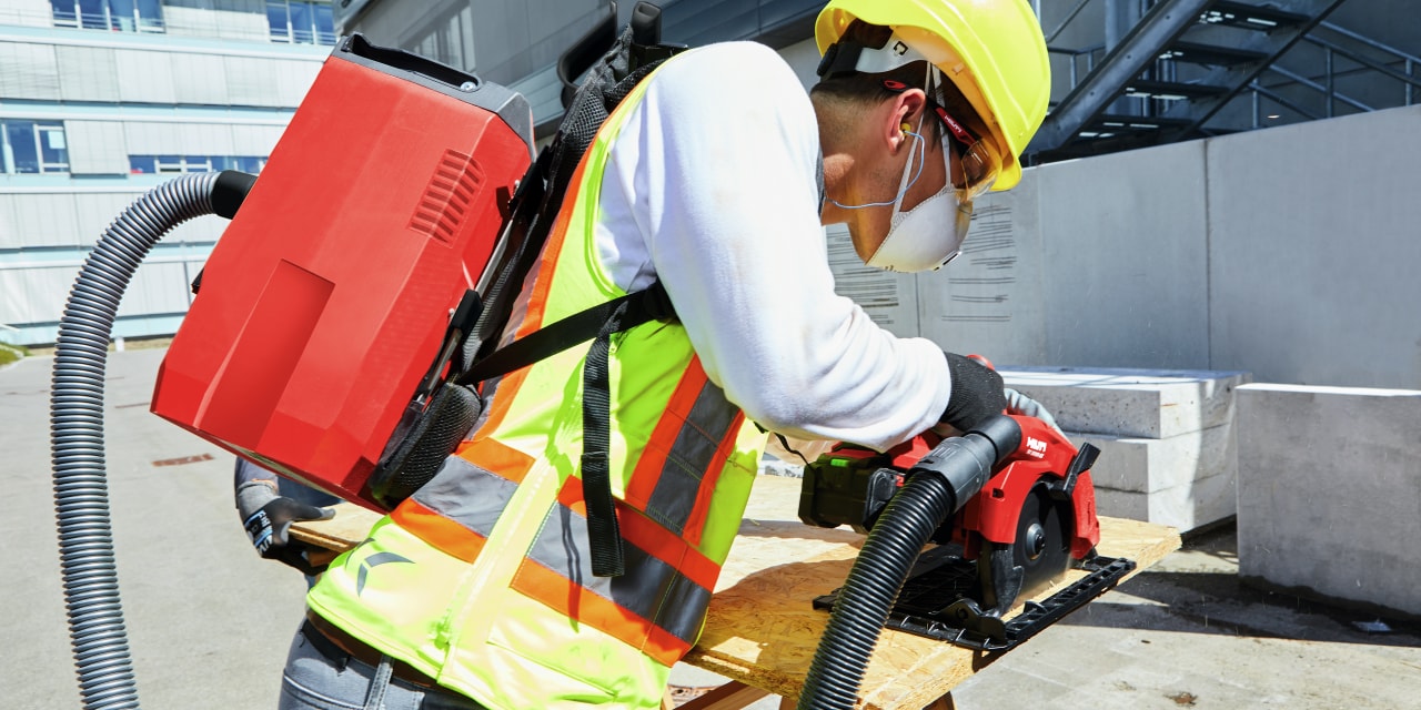 Dust extraction is easier than ever with the SC 70W-A22 connected to a universal vacuum cleaner