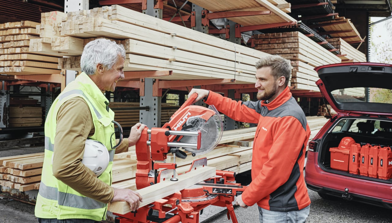hilti worker showing hilti mitre saw to the customer