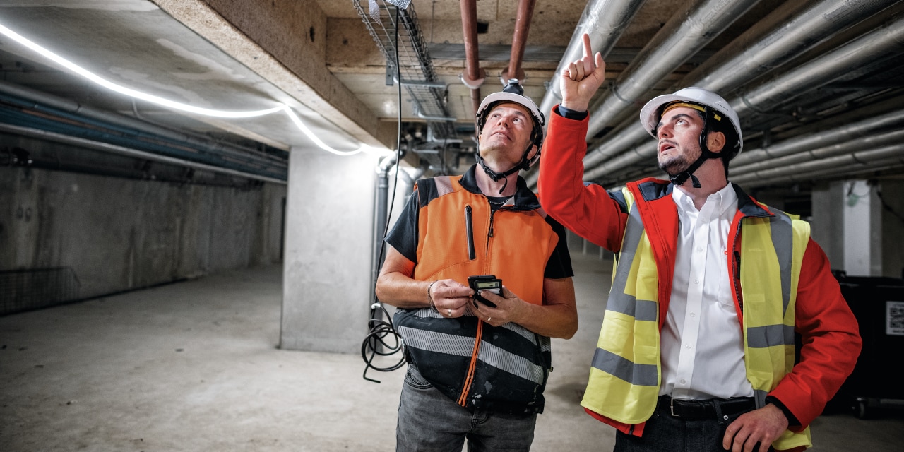 Hilti account manager consulting his customer on jobsite