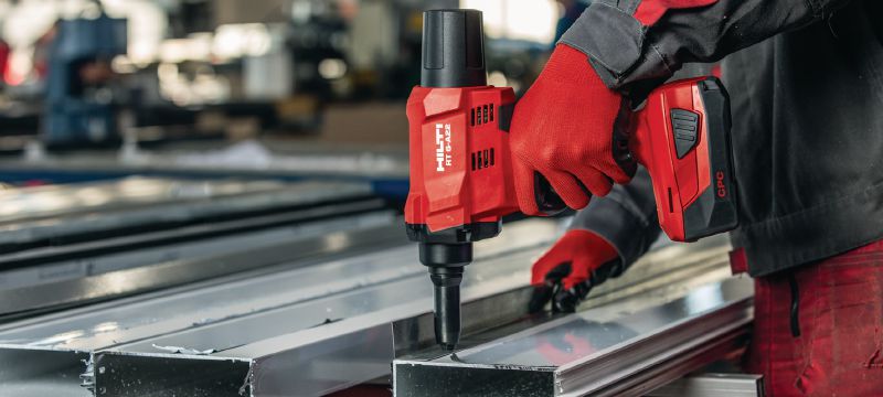 RT 6-A22 Cordless rivet tool 22V cordless rivet tool powered by Li-ion batteries for installation jobs and industrial production using rivets up to 4.8 mm in diameter (up to 5.0 mm for aluminium rivets) Applications 1